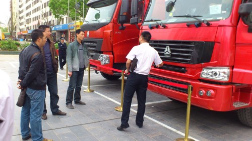 銷售人員向車主介紹車輛性能